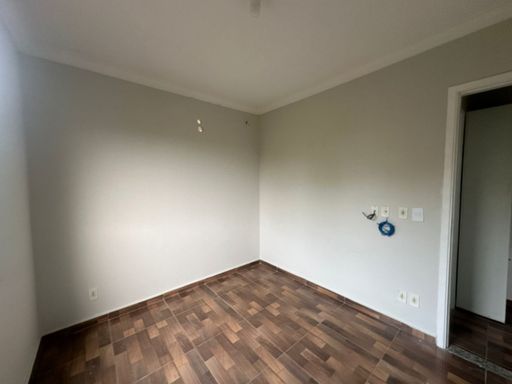 Dormitório versátil, com parede livre, pontos elétricos e boa área útil para instalação de cama, guarda-roupa, escrivaninha ou móveis planejados.