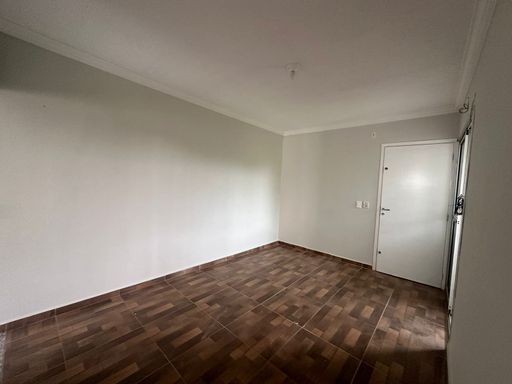 Ambiente versátil com piso amadeirado e paredes em tons claros, pronto para receber sua decoração. Excelente área livre para montagem de mobiliário em apartamento no Bairro Novo, Porto Velho/RO.