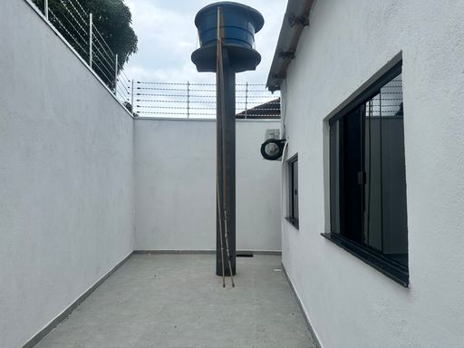 Quintal pavimentado com reservatório de água elevado e sistema de segurança perimetral com cerca elétrica no Bairro Nova Esperança, em Porto Velho-RO.