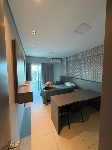 Quarto amplo com possibilidade de uso como escritório ou suíte, bem iluminado e com excelente distribuição de espaço.