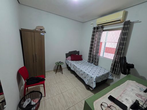 Quarto com iluminação natural e ar-condicionado em casa à venda na Avenida Amazonas, Porto Velho-RO.