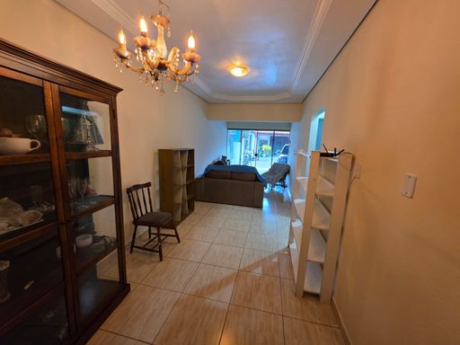 Sala de jantar integrada e bem iluminada em casa à venda no Condomínio Vilas do Porto, na Avenida Amazonas.