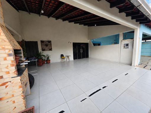 Área externa ampla e coberta com churrasqueira da casa à venda no Condomínio Vilas do Porto, em Porto Velho-RO.