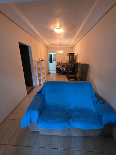 Sala de estar espaçosa e confortável da residência no Condomínio Vilas do Porto, em Porto Velho.
