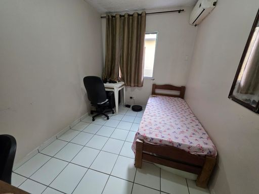 Segundo quarto no Condomínio Dália em Porto Velho, com cama, janela, cortina, ar-condicionado e piso cerâmico.