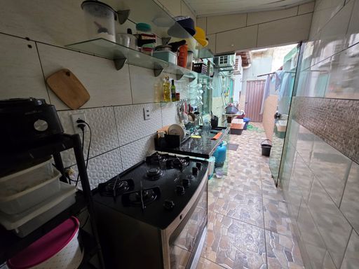 Cozinha funcional com boa distribuição de espaço em casa à venda no Condomínio Vilas do Porto.