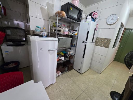 Área de apoio da cozinha com espaço para eletrodomésticos e organização, no Condomínio Vilas do Porto.