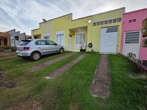 Fachada do Condomínio Dália no bairro Novo em Porto Velho, com área externa, acesso ao imóvel e estacionamento em frente.