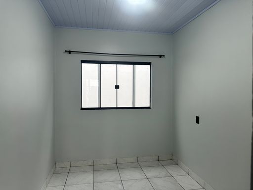 Ambiente privativo com acabamento em forro de PVC e iluminação centralizada, priorizando a funcionalidade no Bairro Nova Esperança, em Porto Velho-RO.