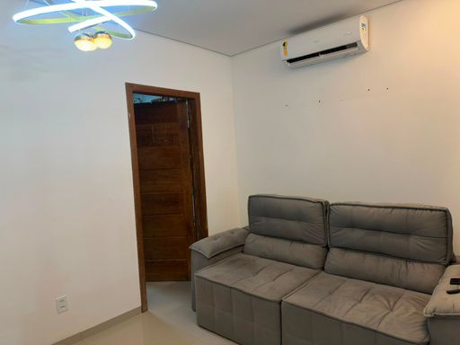 Sala de estar/Home Theater climatizada com sistema de ar-condicionado tipo split, teto com molduras em gesso e portas em madeira de lei no Bairro Aponiã, em Porto Velho-RO.