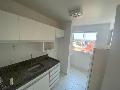 Cozinha do apartamento no Condomínio Vita Bella em Porto Velho RO, com armários planejados, bancada em granito e área bem distribuída.