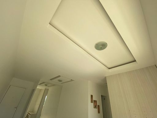 Detalhe do acabamento em gesso no teto da sala do apartamento no Condomínio Vita Bella em Porto Velho RO.