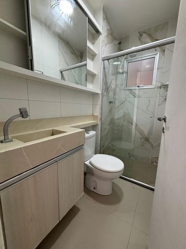 Detalhe de banheiro privativo com cuba esculpida, espelheira planejada e box em vidro temperado no bairro Bairro Novo, em Porto Velho-RO.