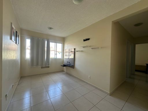Living social com painel para TV integrado, piso cerâmico em tons neutros e janela com excelente entrada de luz natural no Bairro Aeroclube, em Porto Velho-RO.