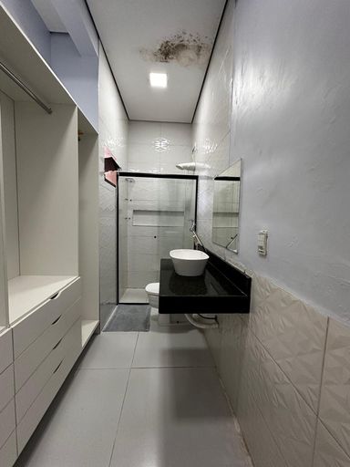 banheiro com guarda roupa embutido da suíte do ponto comercial