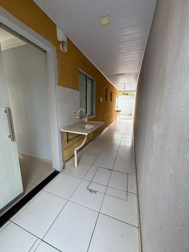 Corredor lateral com lavanderia externa integrada, otimizando o aproveitamento de área útil no bairro Bairro Novo, em Porto Velho-RO.