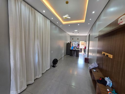 Sala de estar ampla e moderna em casa localizada no bairro Conceição, zona sul de Porto Velho, com iluminação embutida, acabamento em gesso, piso em porcelanato e ótimo espaço interno.