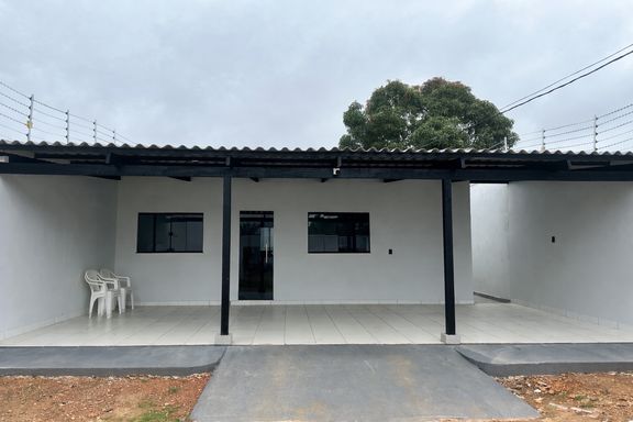 Fachada de residência térrea com varanda frontal coberta em estrutura metálica, pavimentação em concreto e excelente estado de conservação no Bairro Nova Esperança, em Porto Velho-RO.
