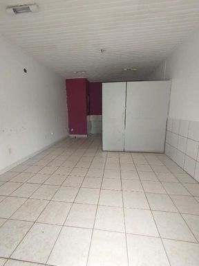 Interior de ponto comercial no Bairro Caladinho, em Porto Velho/RO. Ambiente amplo com piso cerâmico de fácil manutenção e paredes claras, oferecendo versatilidade para diferentes layouts e adaptações de balcões ou mobiliário.