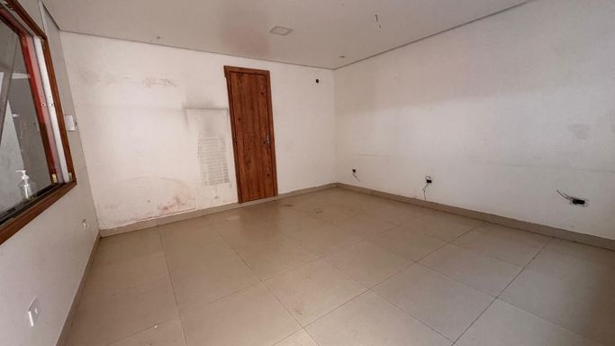 Sala administrativa ou recepção com piso cerâmico, forro com iluminação embutida e acabamento de paredes em bom estado de conservação no Bairro Lagoinha, em Porto Velho-RO.
