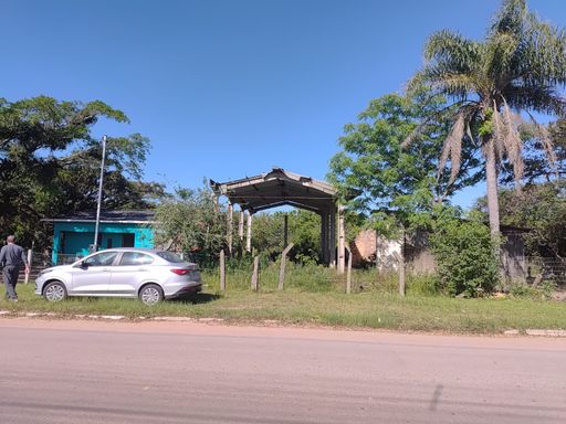 Frente do terreno para a Adão Foques
