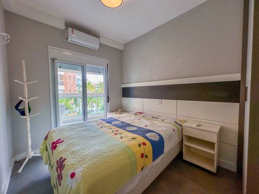Quarto de solteiro com duas camas

Quarto de hóspedes com duas camas de solteiro com colchas florais coloridas.

Um aconchegante quarto de solteiro configurado de forma simétrica com duas camas dispostas paralelamente. As camas estão vestidas com colchas coordenadas de estampa floral alegre em tons de azul, verde e amarelo. A parede de cabeceira possui painéis horizontais brancos com um criado-mudo centralizado. Equipado com ar-condicionado split para climatização perfeita e ventilador de teto, o quarto oferece excelente conforto térmico, além de uma atmosfera iluminada, limpa e convidativa.