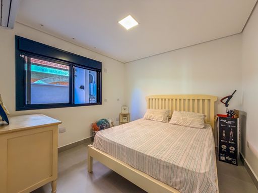 Quarto de casal com cabeceira de madeira

Quarto de casal com cama queen e mobiliário em madeira clara.

O quarto de casal exibe um design aconchegante e funcional, com destaque para a cabeceira da cama em madeira clara com ripas horizontais. A cama queen está arrumada com lençóis claros e colcha texturizada. O mobiliário inclui uma cômoda alta em madeira e metal no canto, uma mesa de cabeceira pequena e um criado-mudo. O piso é em laminado de madeira, e as paredes são brancas. A janela com esquadria escura oferece vista para o exterior e possui persiana integrada. A iluminação é suave, com um ponto de luz central no teto. O ambiente transmite tranquilidade e conforto térmico.