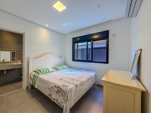 Quarto de casal com cabeceira branca

Quarto de casal com cama queen e cabeceira branca detalhada.

Este quarto de casal apresenta um design romântico e sofisticado, com destaque para a cabeceira da cama branca com detalhes em capitonê. A cama queen está arrumada com colcha floral e travesseiros coordenados. O mobiliário inclui um criado-mudo branco e uma cômoda baixa no canto. O piso é em laminado de madeira, e as paredes são brancas. A janela com esquadria escura oferece vista para o exterior e possui persiana integrada. A iluminação é suave, com um ponto de luz central no teto. O ambiente transmite calma e conforto.