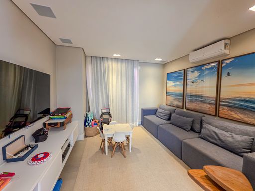 Sala de TV e brinquedoteca

Sofá modular azul frente a painel de TV com área de atividades infantil.

Este cômodo multifuncional serve como sala de TV e área de jogos, mobiliado com um sofá modular azul profundo e tapete geométrico suave. Uma pequena mesa infantil branca e acessórios coloridos indicam um espaço seguro para crianças. O teto branco de gesso possui iluminação embutida e o sistema de som para home theater. A estética é jovial e confortável, utilizando cores para quebrar a neutralidade do imóvel e proporcionar uma sensação térmica acolhedora.