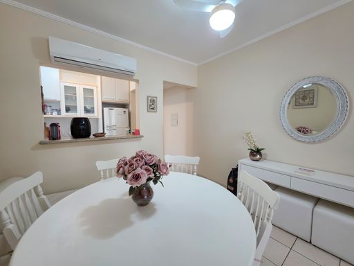 Sala de jantar decorada

Mesa de jantar branca com arranjo de flores e balcão de cozinha ao fundo.

O foco desta imagem é a mesa de jantar decorada com um vaso de flores em tons de rosa, criando um ponto de cor no ambiente neutro. Ao fundo, observa-se o passa-pratos que conecta a sala à cozinha, equipado com ar-condicionado para garantir o controle climático. O espelho redondo na parede e o mobiliário branco reforçam a estética clean e moderna do imóvel. A sensação é de um espaço organizado e convidativo, termicamente equilibrado e bem iluminado.