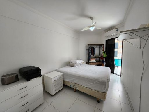 Quarto principal com cama

Quarto de casal com cama box, cômoda branca e ventilador de teto.

Quarto de casal aconchegante com piso cerâmico claro e paredes pintadas de branco. No centro, uma cama de casal do tipo box está arrumada com lençóis claros, ladeada por uma mesa de cabeceira com gavetas na cor branca. À esquerda, uma cômoda branca serve como apoio para malas e organização de roupas. Ao fundo, uma porta de vidro com cortina dá acesso a uma pequena varanda ou área externa, permitindo a entrada de luz natural. O teto é equipado com um ventilador de teto com luminária, garantindo conforto térmico ao ambiente.