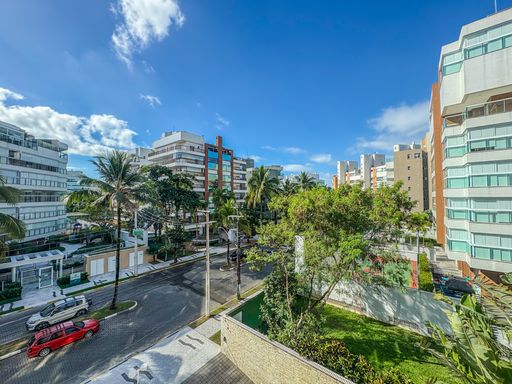 Vista panorâmica da vizinhança

Panorama urbano a partir da varanda mostrando árvores e prédios residenciais.

A vista a partir da sacada oferece uma perspectiva privilegiada do entorno, caracterizado por ruas arborizadas e arquitetura residencial contemporânea. O contraste entre o verde das árvores e o azul vibrante do céu com nuvens esparsas cria um cenário relaxante. É possível observar o movimento da rua e a proximidade com outras estruturas urbanas, reforçando a localização privilegiada do imóvel. A luz solar direta realça as cores e transmite uma sensação de vitalidade e bem-estar.