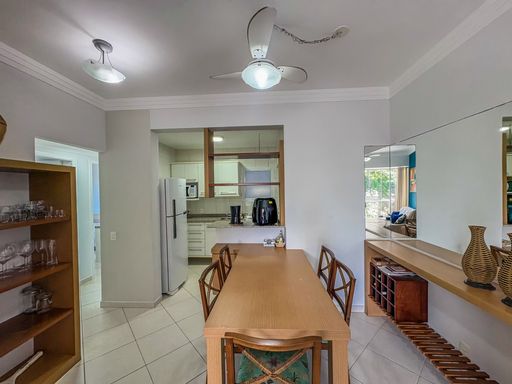 Sala de jantar ampla e funcional

Mesa de jantar longa em madeira com seis cadeiras estofadas em ambiente iluminado.

A sala de jantar apresenta uma mesa robusta em madeira clara, ideal para acomodar famílias grandes. As cadeiras possuem encosto em palhinha e assentos estofados, combinando conforto e design clássico. Ao fundo, a integração com a cozinha é feita por um balcão de granito, facilitando o serviço. O piso cerâmico com molduras escuras e os ventiladores de teto reforçam o estilo prático do imóvel. O ambiente é claro, com paredes brancas que refletem a luz, criando uma estética limpa e organizada.