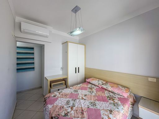 Suíte master com ar-condicionado

Dormitório de casal com armário embutido branco e aparelho de split instalado.

Este quarto de casal destaca-se pela funcionalidade e aproveitamento de espaço. Um armário planejado com portas de correr brancas e puxadores pretos oferece amplo armazenamento sem comprometer a circulação. A climatização é garantida por um ar-condicionado split instalado acima da porta, assegurando conforto térmico em dias quentes. O piso cerâmico claro e as paredes brancas mantêm a estética luminosa e moderna. O ambiente é privativo e bem distribuído, ideal para o descanso.