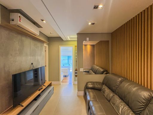 Sala de TV com ripado

Perspectiva de sala de estar com painel de madeira ripado e sofá cinza escuro.

Este ambiente de home theater exibe sofisticação através de um amplo painel em madeira ripada que se estende por toda a parede lateral. O sofá retrátil em couro sintético cinza escuro está posicionado frontalmente ao rack moderno de linhas retas. A iluminação é composta por spots embutidos no teto de gesso, criando uma atmosfera acolhedora e intimista. O piso em porcelanato acetinado de tom neutro complementa a paleta de cores sóbrias, transmitindo uma sensação térmica equilibrada e uma estética contemporânea de alto padrão.