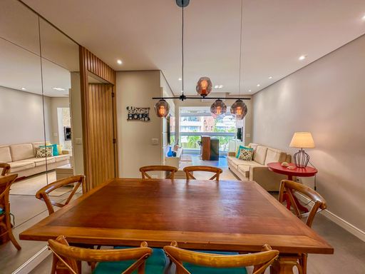 Sala de jantar com mesa robusta

Mesa de jantar quadrada de madeira maciça cercada por cadeiras com assentos azuis.

Uma imponente sala de jantar projetada para oferecer conforto e sofisticação em encontros familiares. O destaque do ambiente é uma robusta mesa quadrada feita de madeira maciça de demolição, acompanhada por cadeiras estofadas em tecido com detalhes em azul-turquesa. Acima da mesa, uma luminária pendente linear preta com lâmpadas de filamento de carbono confere um toque moderno de estilo industrial. Um grande espelho cobrindo toda a parede lateral duplica a profundidade visual da área, harmonizando com a iluminação aconchegante de tom quente e a sensação térmica acolhedora.