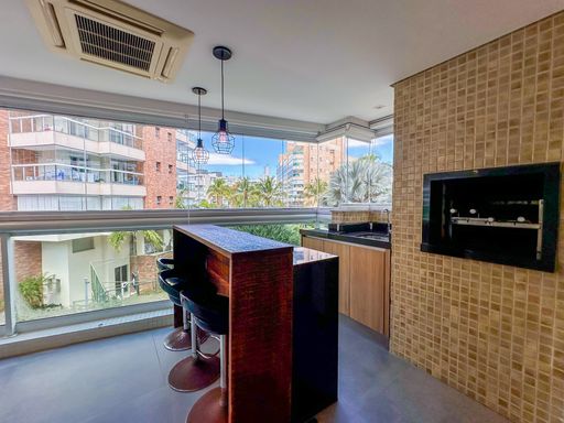 Varanda gourmet com banquetas modernas

Balcão gourmet na varanda com duas banquetas pretas giratórias sob luminária pendente.

Um canto gourmet planejado na sacada do apartamento, projetado de forma compacta e inteligente. Apresenta uma bancada alta de madeira escura com banquetas giratórias pretas de estilo contemporâneo e base metálica cromada. O teto rebaixado abriga um sistema de ar-condicionado cassete embutido que assegura excelente climatização e conforto térmico para os dias mais quentes. A parede lateral revestida com pastilhas decorativas beges e uma churrasqueira integrada completam este espaço funcional, estético e ideal para momentos de descontração.
