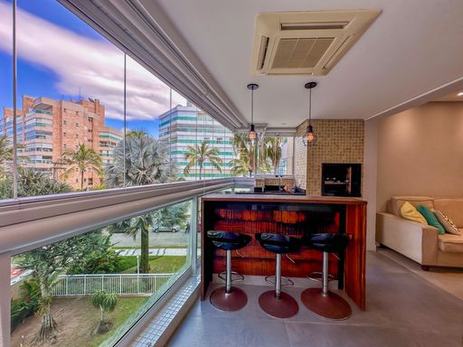 Varanda estendida com vista externa

Varanda longa com fechamento de vidro articulável, banquetas pretas e vista para árvores.

Uma deslumbrante vista longitudinal da varanda gourmet estendida do apartamento. O ambiente possui um fechamento em cortina de vidro blindex que permite a entrada abundante de luz natural, mantendo a climatização interna ideal proporcionada pelo ar-condicionado de teto. As banquetas pretas dispostas ao longo do balcão de madeira aproveitam a vista externa arborizada do condomínio. O piso antiderrapante cinza garante a segurança de circulação, acentuando uma sensação de liberdade, frescor e contato com o exterior.