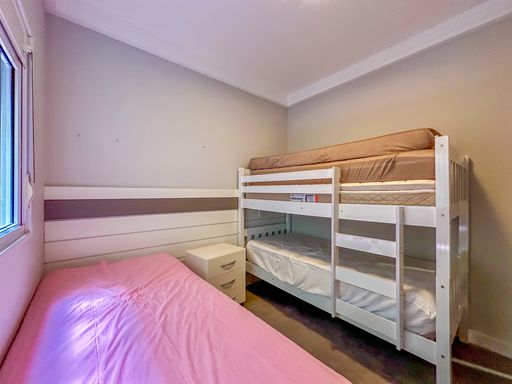 Quarto infantil com beliche planejado

Quarto compacto com beliche de madeira branca, escada e cama adicional inferior.

Um quarto infantil ou de hóspedes projetado com foco na otimização inteligente do espaço residencial. Apresenta uma estrutura de beliche sob medida em MDF branco com detalhes em madeira clara, equipada com escada lateral segura e grades de proteção. Uma cama de solteiro extra na cor rosa posiciona-se ao nível do piso. A janela ao fundo conta com persianas embutidas que controlam a luz solar, garantindo um ambiente arejado, seguro e altamente funcional para acomodar crianças ou visitas.