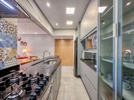 Cozinha funcional com armários sob medida

Cozinha americana com móveis planejados cinzas claros e nichos de vidro.

Visão interna detalhada da marcenaria planejada da cozinha, focando nas soluções inteligentes de armazenamento para eletrodomésticos e utensílios. Os armários aéreos mesclam portas cegas com nichos de vidro transparente para organização decorativa de taças e copos. O piso cerâmico antiderrapante claro facilita a manutenção diária, enquanto os spots de LED direcionais embutidos no teto garantem iluminação perfeita sobre todas as superfícies de trabalho, conferindo um ar limpo, fresco e tecnológico.