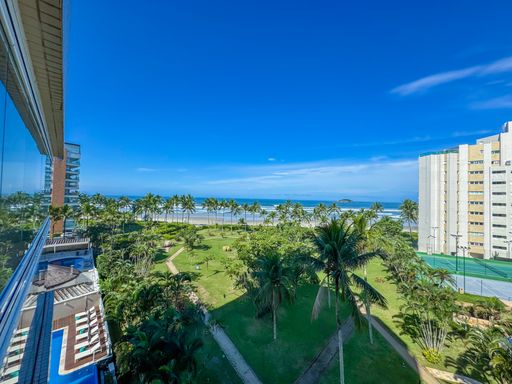 Vista panorâmica para o mar
Vista elevada da varanda mostrando jardim com coqueiros, praia e o mar azul.
Deslumbrante vista panorâmica capturada a partir do guarda-corpo da varanda do apartamento. A paisagem em primeiro plano exibe um gramado bem cuidado e arborizado com coqueiros e vegetação tropical nativa, que se estende até a areia da praia. O mar azul sob o céu limpo de verão evoca uma sensação de tranquilidade, frescor e exclusividade, valorizando imensamente o imóvel por sua localização privilegiada de frente para o mar (pé na areia).