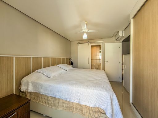 Suíte master espaçosa

Quarto de casal com cama ampla e painel de madeira.

Este quarto principal apresenta uma cama de casal queen size com cabeceira estofada e painel de madeira ripada ao fundo. A parede lateral conta com um espelho de corpo inteiro e TV embutida, otimizando o lazer privativo. A iluminação indireta e o ventilador de teto contribuem para uma atmosfera relaxante e sofisticada. A estética é de luxo discreto, com tecidos macios e cores terrosas que promovem o bem-estar.