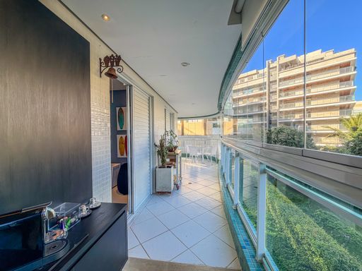 Varanda com envidraçamento total

Vista interna de varanda com fechamento em vidro retrátil e piso cerâmico.

A varanda apresenta um design limpo e moderno, com piso cerâmico claro e paredes revestidas em textura branca e detalhe em pastilhas escuras. O fechamento de sacada em vidro retrátil oferece proteção sem obstruir a visão externa, garantindo conforto térmico e acústico. Um móvel baixo em tom escuro serve como apoio, enquanto a iluminação pontual no teto valoriza os detalhes do revestimento. O ambiente transmite uma estética urbana e arejada, ideal para momentos de relaxamento.