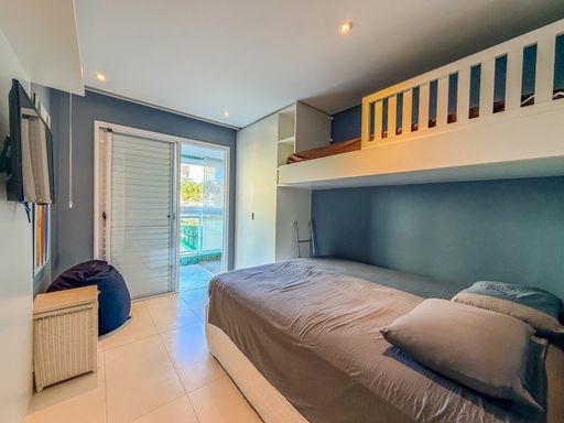 Quarto infantil com beliche

Dormitório infantil com beliche de madeira e parede azul.

Este quarto foi planejado para otimizar o espaço, apresentando um beliche em madeira clara posicionado contra uma parede em tom de azul profundo. A iluminação é feita por spots no teto de gesso, destacando o piso cerâmico claro. Uma porta de vidro dá acesso a uma pequena sacada lateral, garantindo ventilação natural. A decoração é minimalista, com puffs de tecido e enxoval em tons de cinza, criando um ambiente estético juvenil e funcional.