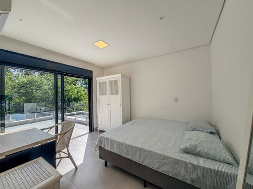 Quarto com duas camas

Quarto de solteiro com duas camas e mobiliário em madeira clara.

O quarto de solteiro exibe um design funcional e moderno, com destaque para as duas camas individuais com colchas claras e travesseiros coordenados. O mobiliário inclui uma cômoda baixa em madeira e metal no canto, uma mesa de cabeceira pequena e um criado-mudo. O piso é em laminado de madeira, e as paredes são brancas. A janela com esquadria escura oferece vista para o exterior e possui persiana integrada. A iluminação é suave, com um ponto de luz central no teto. O ambiente transmite tranquilidade e conforto térmico.