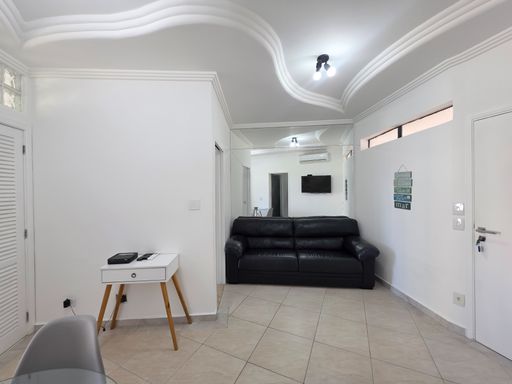 Sala minimalista com acabamento gesso.

Interior de sala branca com sofá preto e escrivaninha.

Este ângulo da sala de estar enfatiza a pureza das paredes brancas e o design fluido do teto de gesso. O mobiliário inclui uma escrivaninha funcional branca com pernas de madeira clara, harmonizando com o piso de porcelanato bege. A iluminação é estratégica, utilizando luminárias de teto modernas que distribuem a luz de forma uniforme. A estética é focada na funcionalidade e no minimalismo, transmitindo uma sensação de tranquilidade e frescor, típica de imóveis bem ventilados.