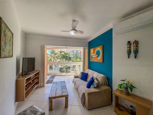 Sala de estar arejada e integrada

Perspectiva ampla da sala de estar em direção à varanda ensolarada.

A sala de estar apresenta uma disposição fluida e integrada, ideal para climas tropicais. O sofá bege e a mesa de centro em madeira rústica compõem o centro do ambiente, enquanto o piso cerâmico claro mantém a sensação térmica refrescante. À direita, um console de madeira serve como apoio decorativo próximo à entrada. A iluminação natural é abundante, destacando a textura dos móveis e as cores vivas das telas nas paredes. O ambiente transmite uma estética de lazer e tranquilidade, típica de um imóvel de veraneio bem decorado.