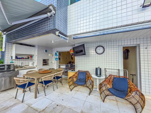 Espaço churrasqueira e poltronas

Churrasqueira integrada com mesa de jantar e poltronas de fibra.

Ambiente gourmet coberto e muito bem equipado, apresentando uma churrasqueira revestida de tijolos aparentes integrada à bancada de granito com pia e armários planejados brancos. Uma mesa de madeira com cadeiras azuis serve para as refeições, enquanto duas poltronas robustas de fibra sintética com almofadas escuras criam uma área de estar relaxante sobre o piso claro. Detalhes como o relógio de parede preto, a televisão fixada no teto e o exaustor inox reforçam a modernidade e a praticidade do espaço.