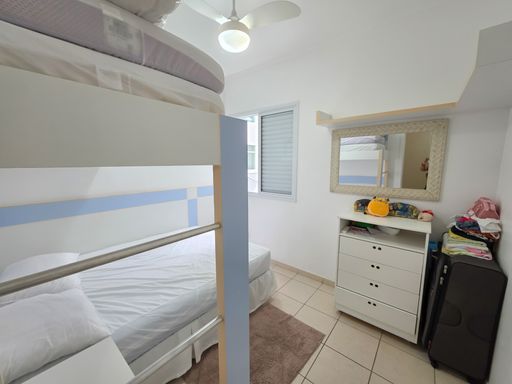 Quarto com beliche e marcenaria

Dormitório infantil com beliche branco, azul e escada metálica.

Este dormitório foi projetado para otimizar o espaço, apresentando um beliche em marcenaria branca com detalhes em azul claro. A cama inferior é de casal, enquanto a superior é de solteiro, acessada por uma escada metálica. Uma cômoda branca com gaveteiros e espelho superior completa o mobiliário, garantindo organização. A iluminação natural vinda da janela lateral destaca as cores suaves, criando uma estética juvenil e lúdica. O ambiente transmite tranquilidade e conforto térmico para o descanso.
