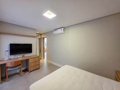 Quarto de solteiro e escritório

Dormitório com cama de solteiro, bancada de trabalho em madeira e TV.

Este quarto multifuncional combina uma área de repouso com uma estação de trabalho equipada com bancada e gaveteiros de madeira. O ambiente é climatizado por ar-condicionado split e possui iluminação embutida no teto de gesso. As cores neutras das paredes e o piso acetinado mantêm a estética organizada e sóbria. O espaço transmite uma sensação térmica controlada e produtiva, ideal para o uso diário ou para hóspedes que necessitam de conforto e tecnologia.